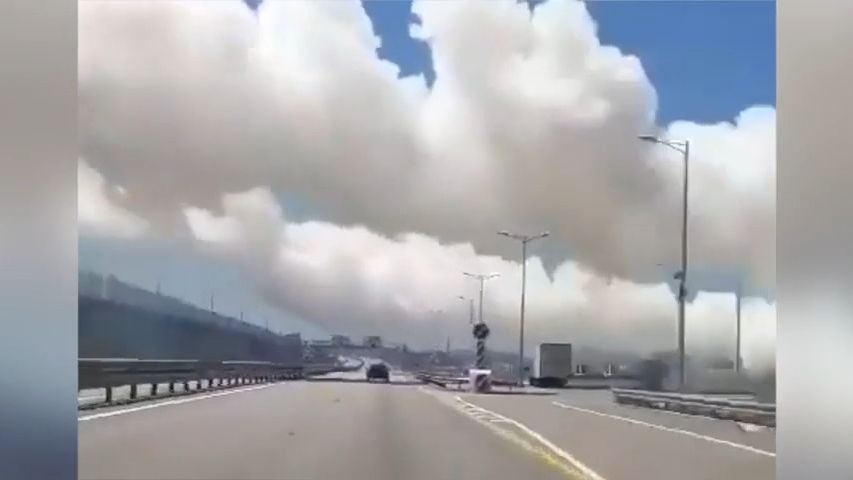 Záběry kouře stoupajícího od Krymského mostu